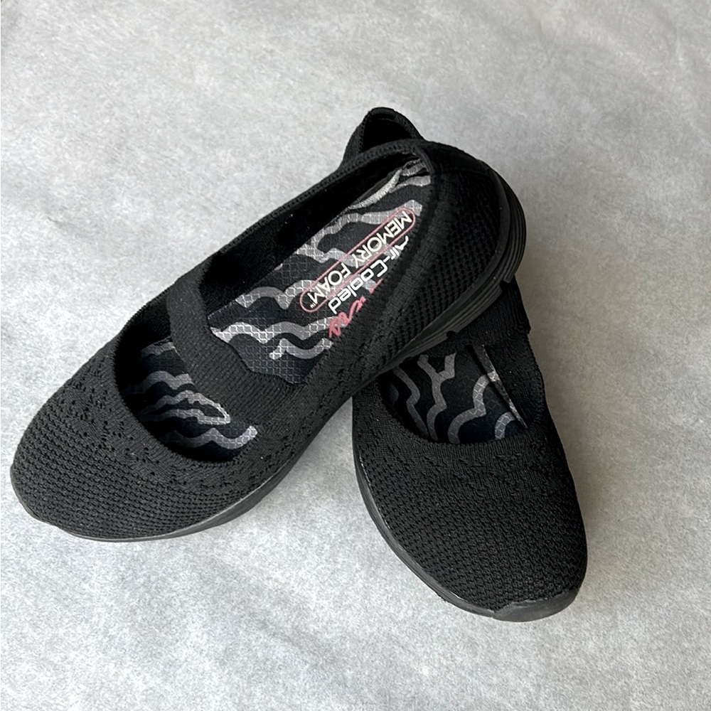 Skechers 5.5 girl shoe like new